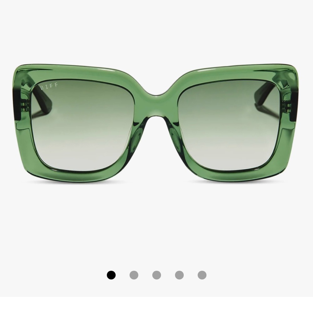 Diff sunglasses in the style Vanessa.